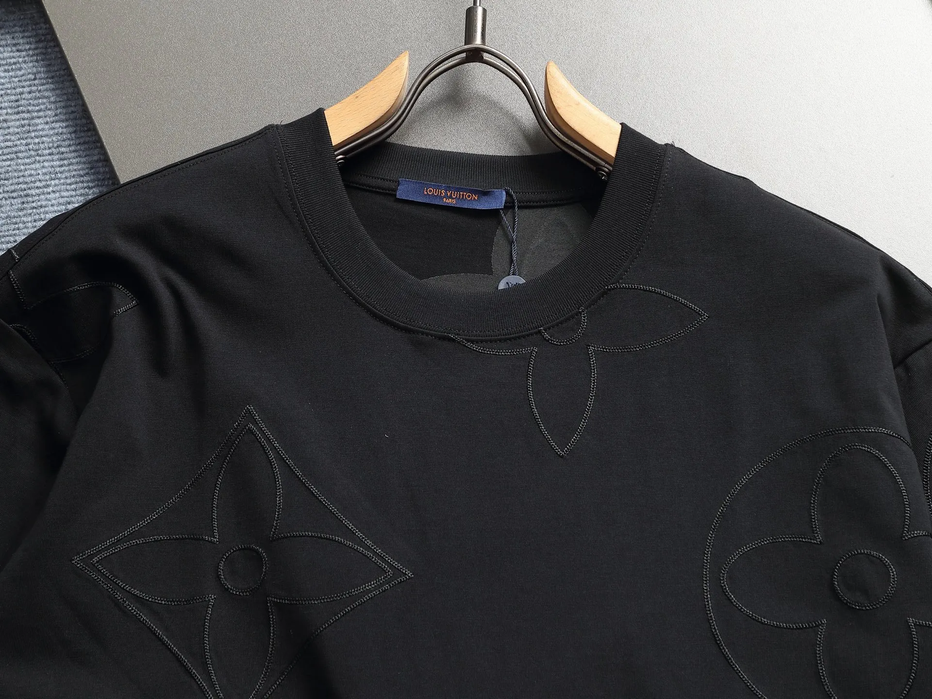 🅿️220 Louis Vuitton/Louis Vuitton The large logo is exquisitely upgraded, inspired by the retro embroidery of the 1980s. The original fabric is the same as the official short-sleeved T-shirt 320 grams. The fabric is dyed in the same vat. It feels very comfortable. The latest brick cabinet synchronization for spring and summer. Fashionable and personalized. Super versatile and good-looking. Very suitable for both men and women. A must-have for everyone. Hang tag. Collar label. Washed wheat. Three labels are complete. Color: black white. Size: S M L XL
